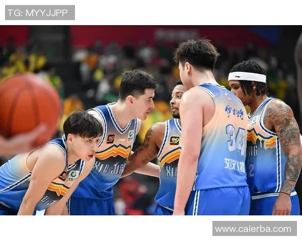 刘炜领衔上海队迎战新疆队全力争胜展现篮球激情与团队精神