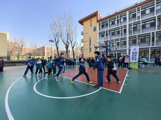 各地中小学改进体育教育：让年轻一代在运IM电竞下载动中强意志健身心